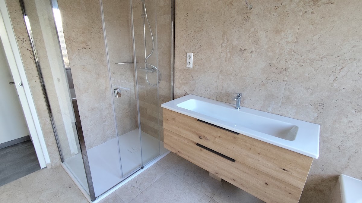 Douche et meuble vasque grand format — Arnaud Keim carreleur