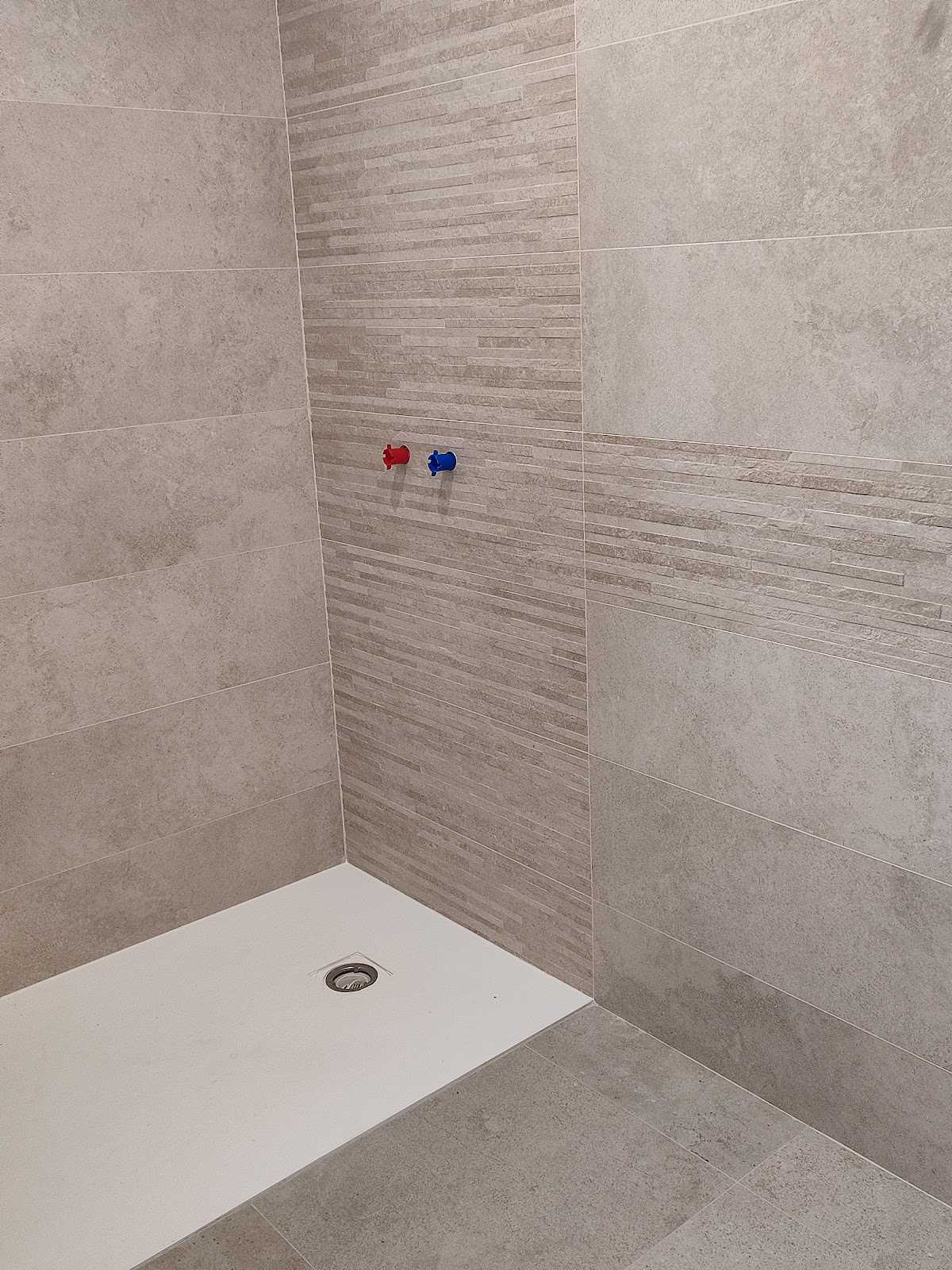 Douche italienne carrelage gris béton — Arnaud Keim carreleur