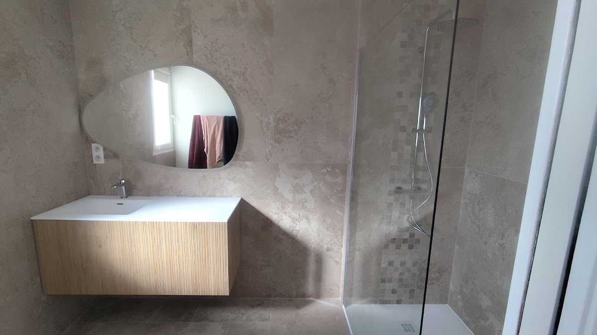 Salle de bain complète avec douche italienne — Arnaud Keim carreleur Isère