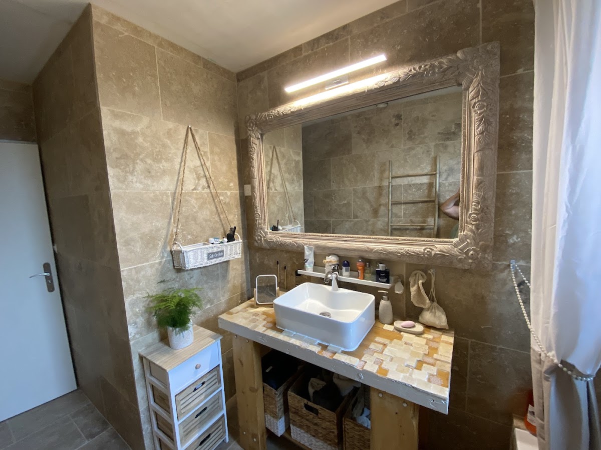 Salle de bain vasque et carrelage travertin — Arnaud Keim